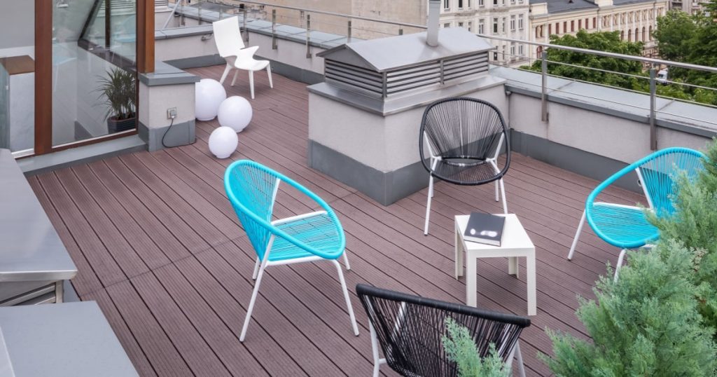 Toit-terrasse en plancher avec 4 chaises et une table basse