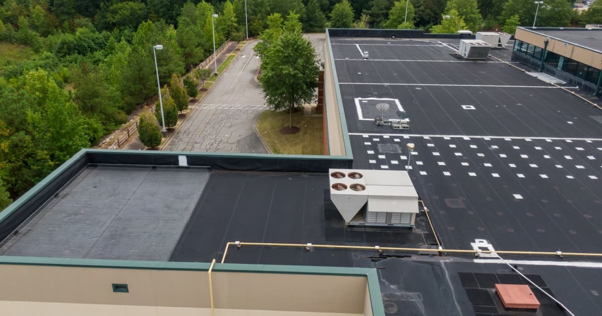 revêtement en EPDM sur le toit plat d'une grande entreprise