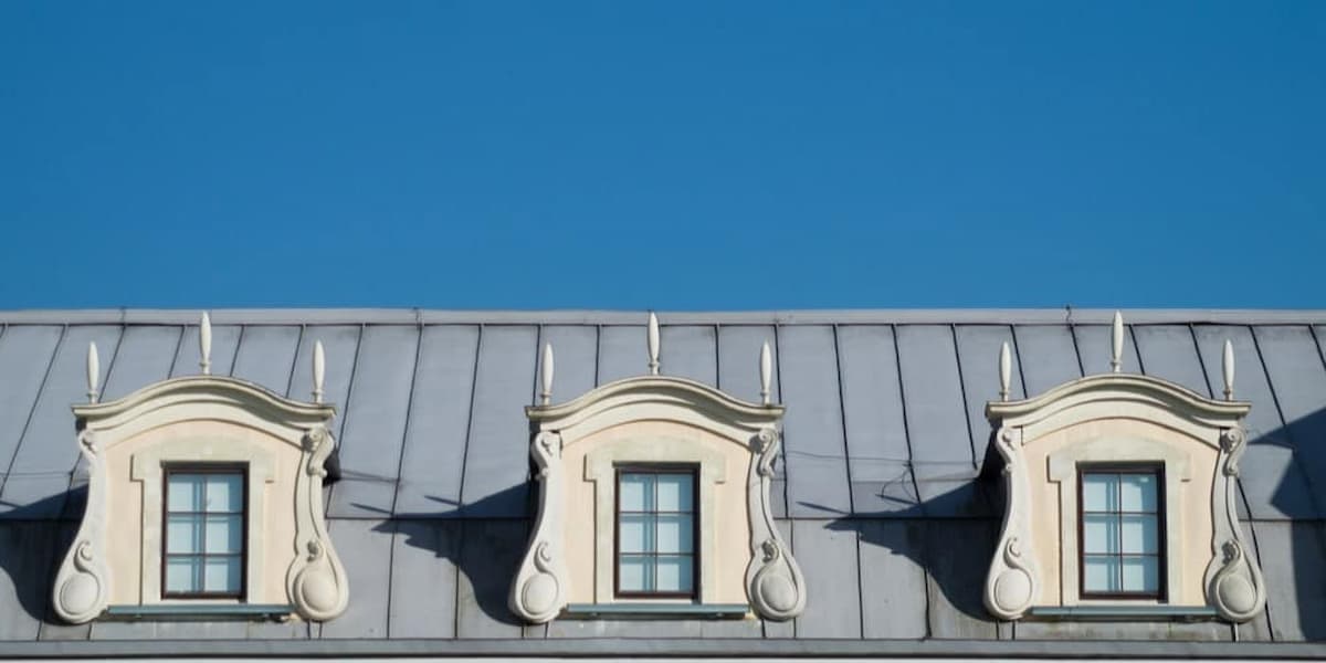 Toiture en zinc sur bâtiment ancien
