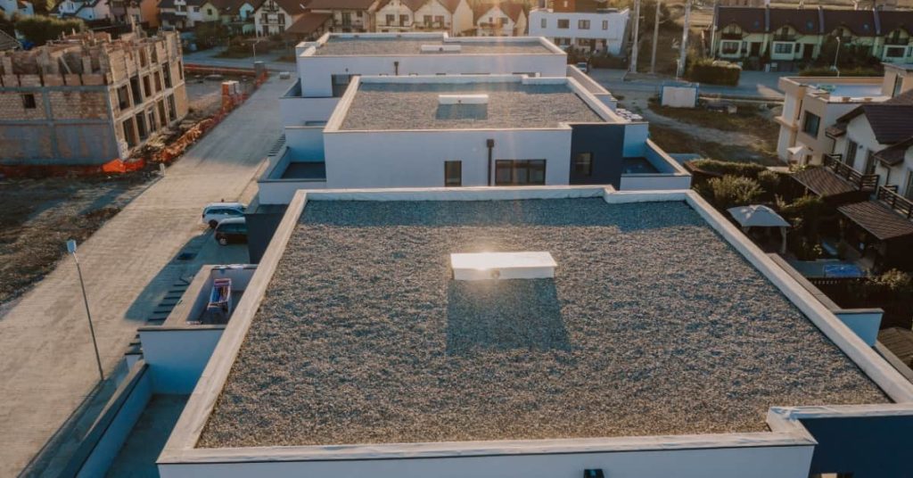 plusieurs maisons dont les toits sont plats