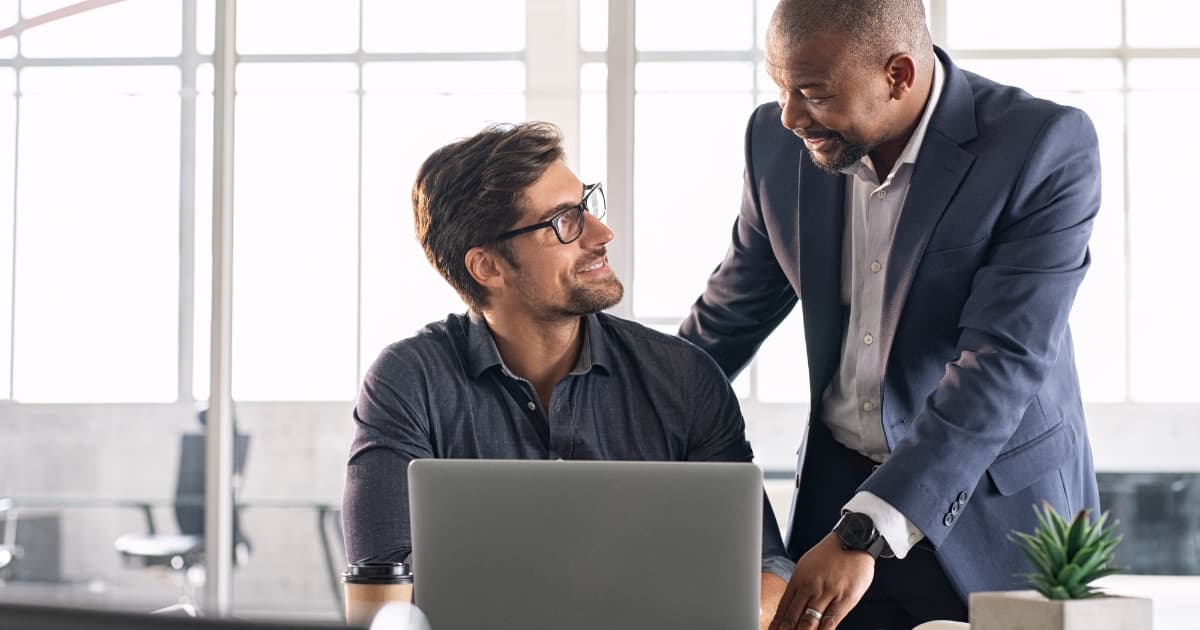 Un employé qui discute avec son employeur avec un sourire
