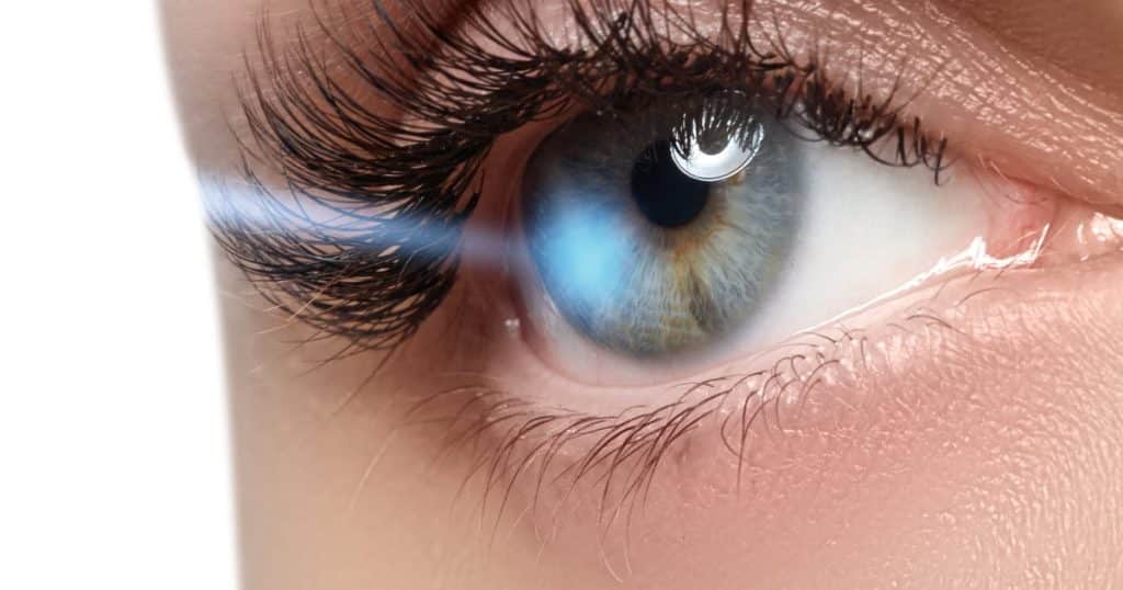 Oeil en gros plan lors d’un traitement laser
