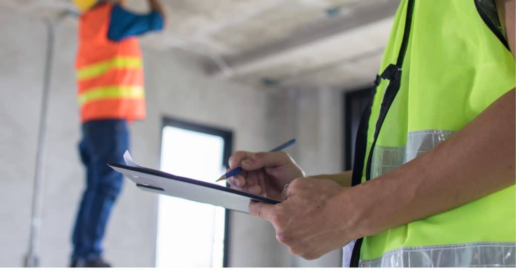 Auditeur en gilet jaune remplissant un formulaire