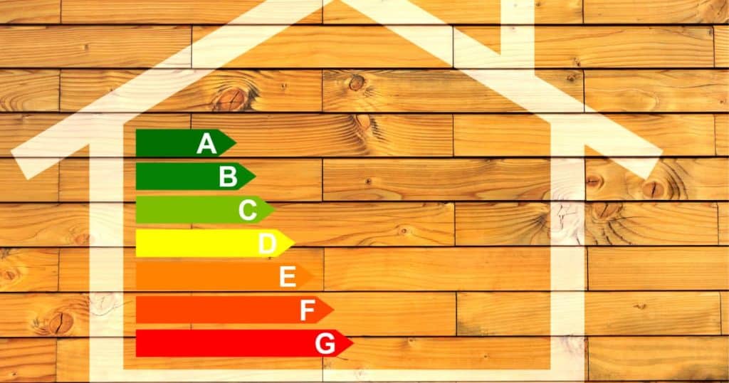 un dessin de maison avec des scores énergétiques peb