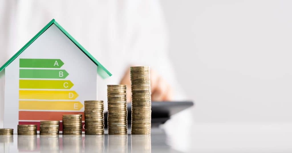 Illustration d'une maison avec les scores peb et des pièces de monnaie