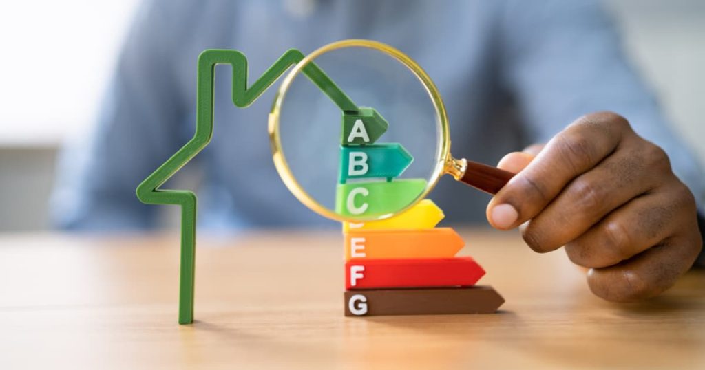 Illustration d'une maison avec une loupe qui zoome sur des scores peb