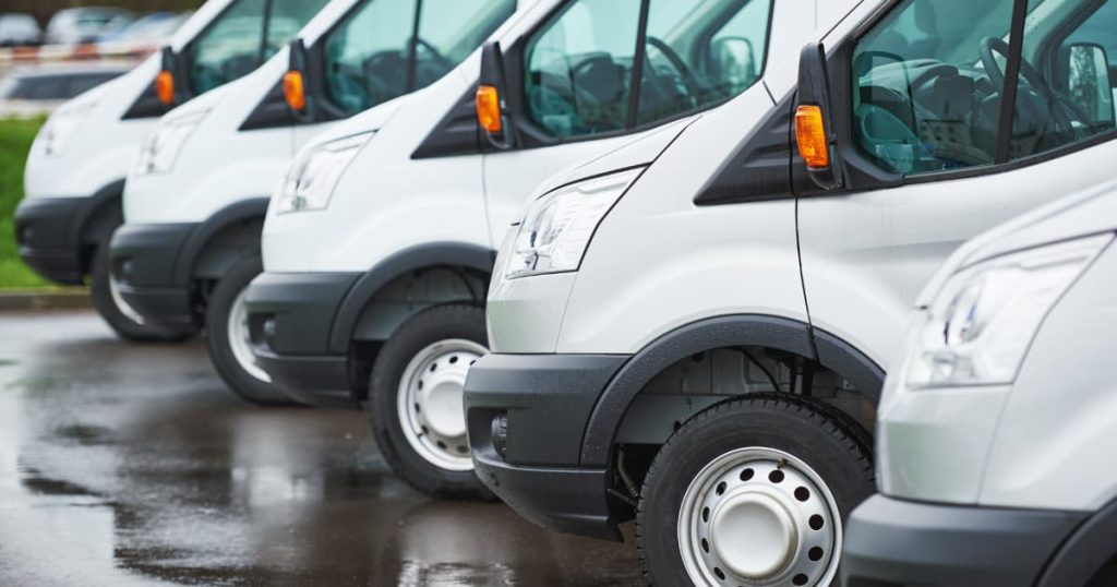 plusieurs camionnettes, une à côté de l'autre