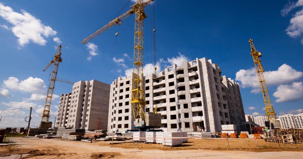 Un chantier avec des bâtiments en construction