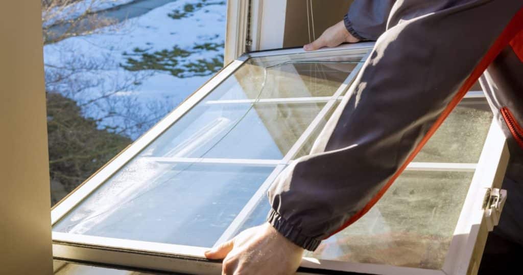Un installateur installe une fenêtre