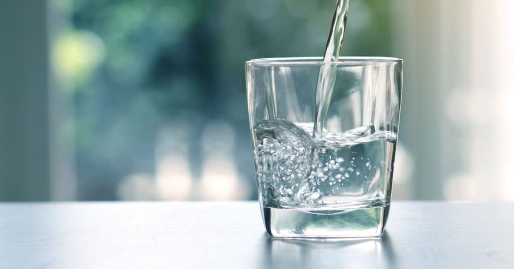 Verre transparent rempli d'eau
