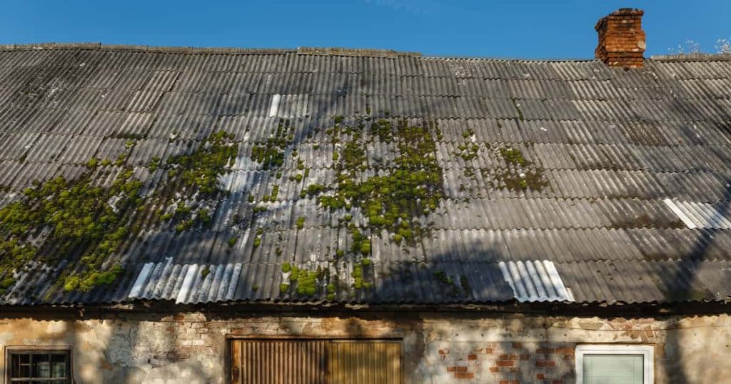Vieux toit d'une grange avec tôle en amiante
