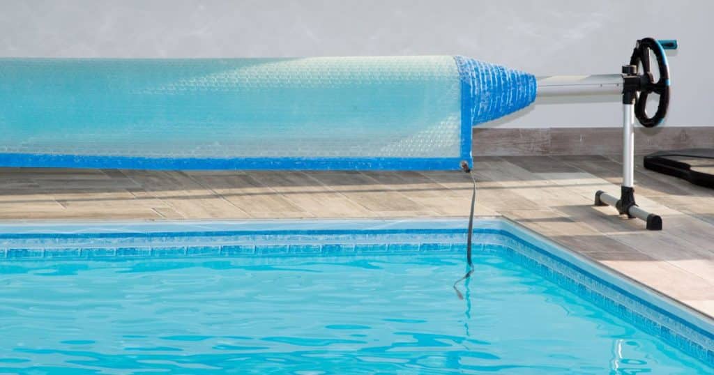 bâche déroulante hors sol pour piscine