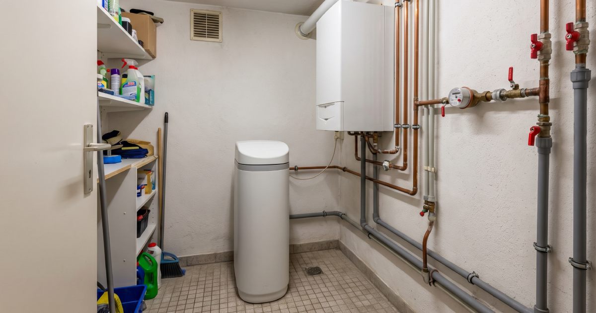 Adoucisseur d'eau dans le local technique d'un appartement.