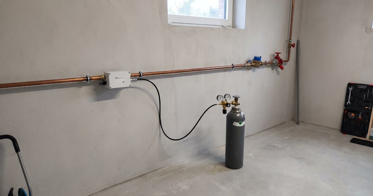 Adoucisseur d'eau au CO2 dans une pièce d'une habitation en travaux.