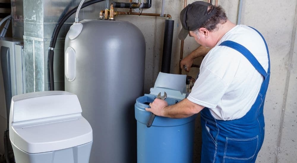 Un technicien en train de vérifier un adoucisseur d'eau au CO2