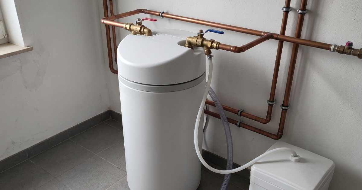 Un adoucisseur d'eau raccordé à la tuyauterie d'une habitation.