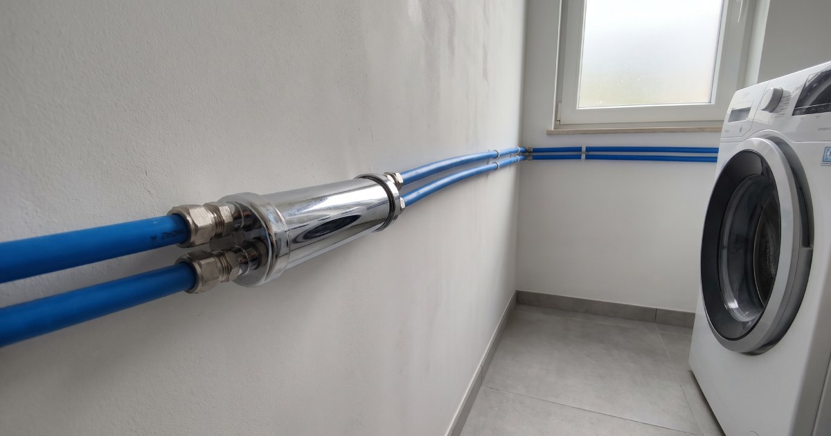 Adoucisseur dans évacuation dans la buanderie d'une habitation.