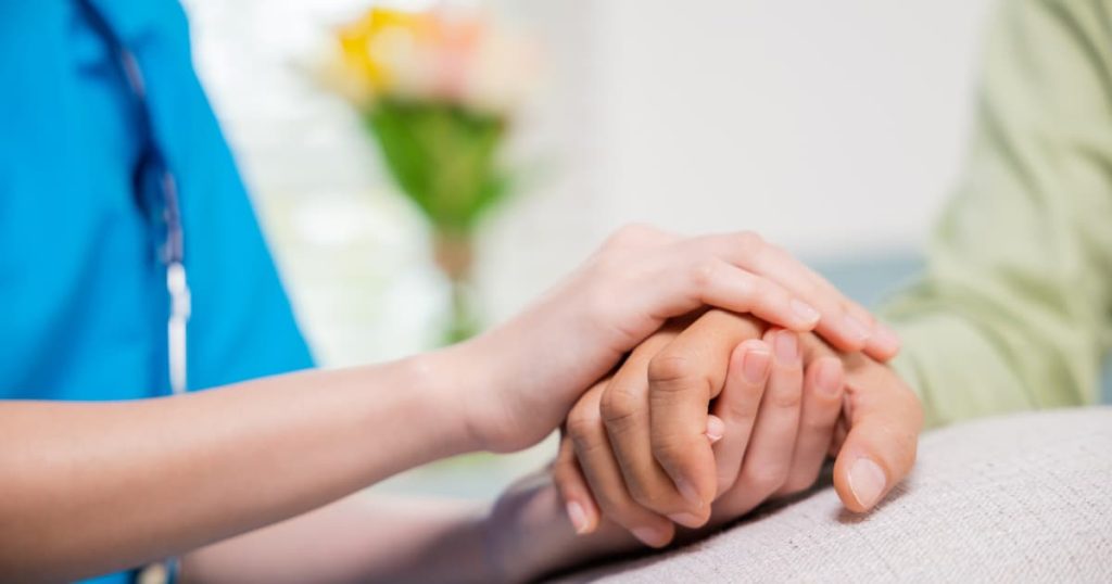 Travailleuse du médical aidant un patient 
