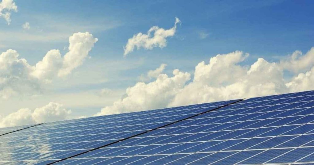 Panneaux solaires avec des nuages en fond. 