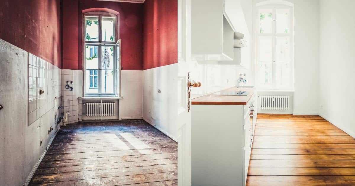 image avant après d'une salle de bain transformée en cuisine avec plancher et plan de travail épuré