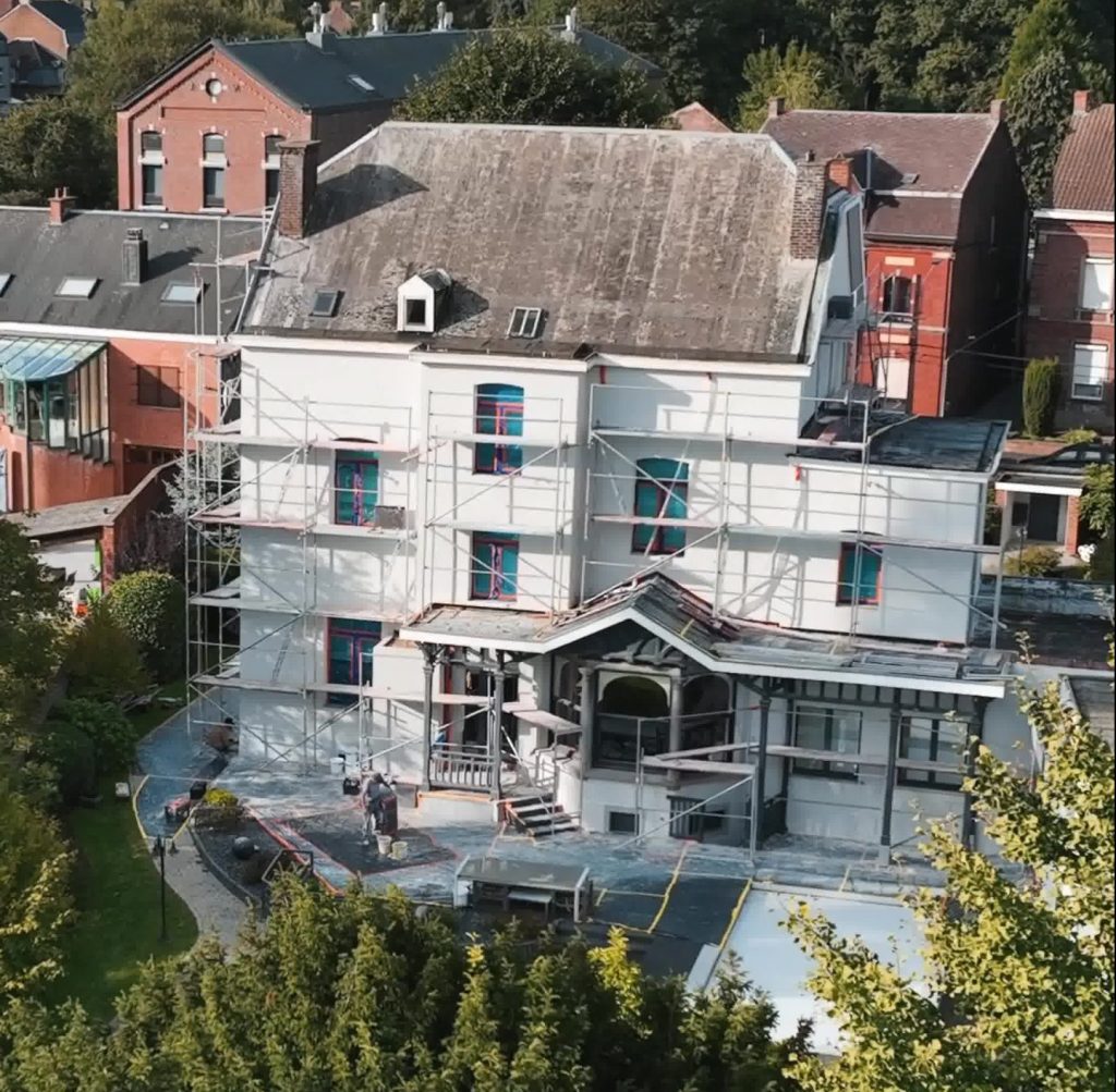 photo d'une villa 3 façade prise côté jardin avec échaufaudage posé sur la façade tout juste rénovée et isolée