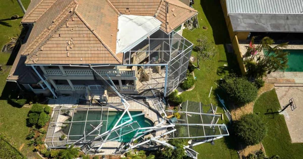 Vue du ciel, une maison et sa véranda ont subi de lourds dégâts suite à des intempéries.