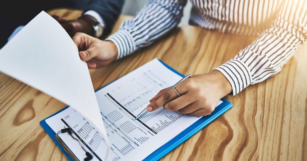 Mains, équipe et professionnels avec des documents pour l'audit.