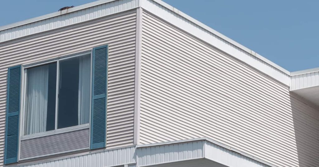 Bardage en acier peint en blanc d'une maison 