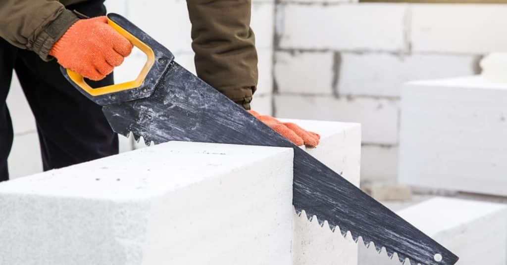 Pose et découpage d'un bloc de béton cellulaire 