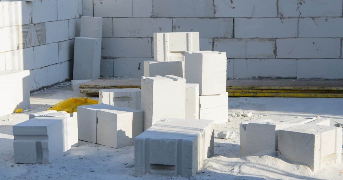 Mur et blocs de béton cellulaire posés au sol