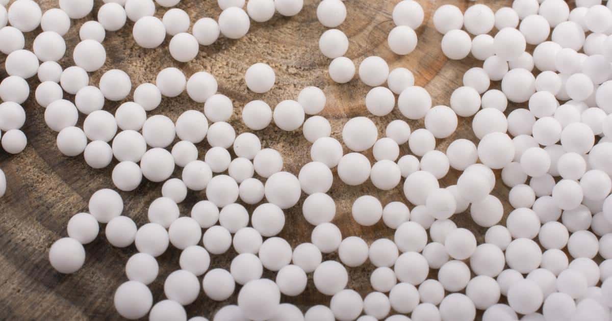 Billes de polystyrène expansé posées sur du bois