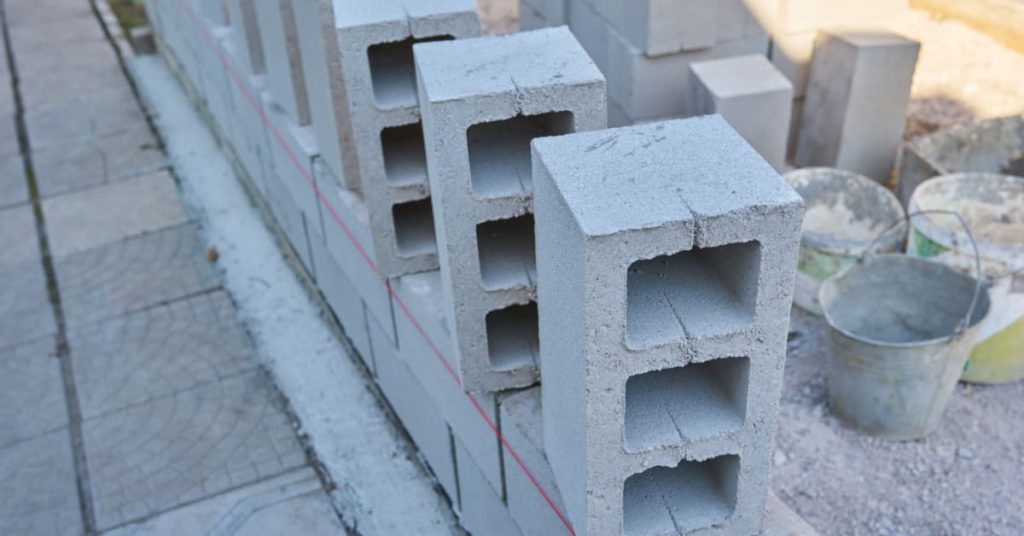 bloc de parpaing posé latéralement pour construction d'une maison