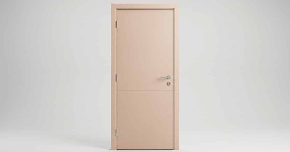 Un bloc porte coupe feu à simple vantail en finition beige rosé avec un panneau lisse divisé par une rainure horizontale subtile se dresse sur un fond neutre gris clair équipé d'une poignée à levier en nickel satiné et d'un cylindre de serrure européen sur le côté droit tandis que deux charnières assorties apparaissent sur le bord gauche.