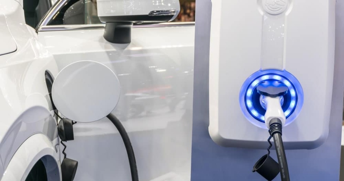 zoom sur une borne de recharge murale blanche 