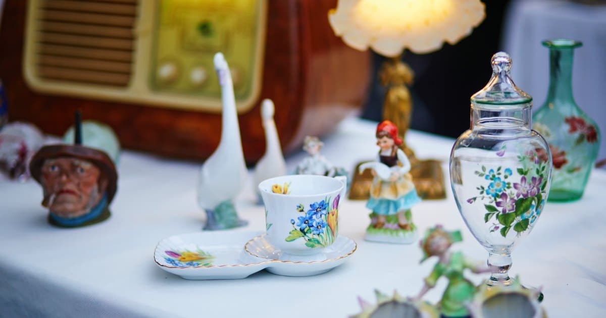 Brocante qui revend des objets après un vide maison.