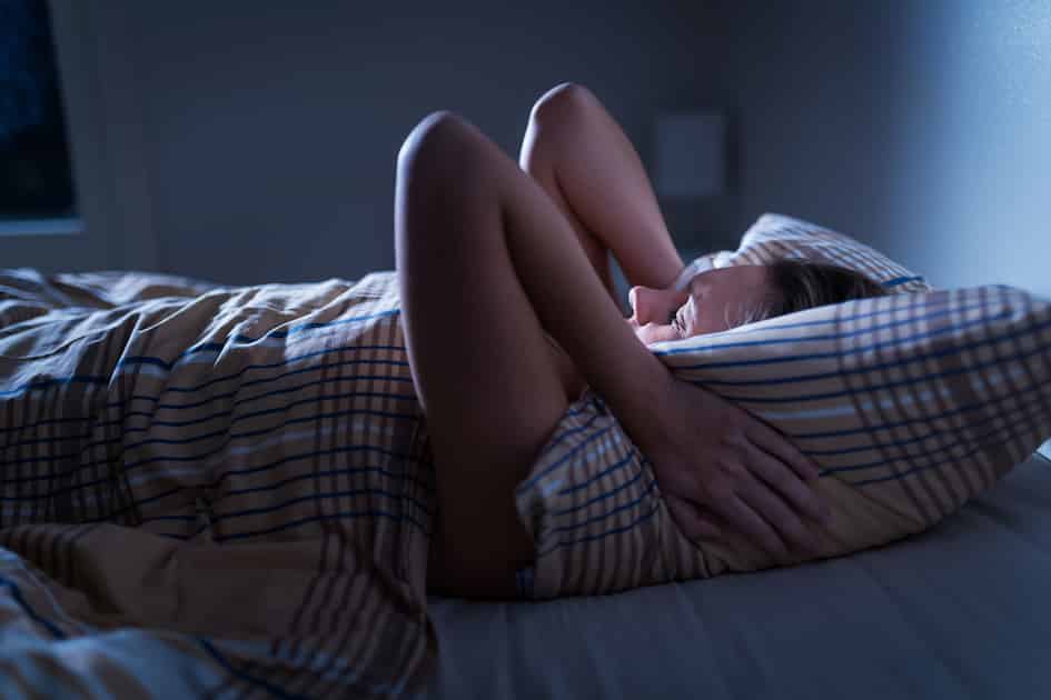 Femme qui se bouche les oreilles avec un coussin