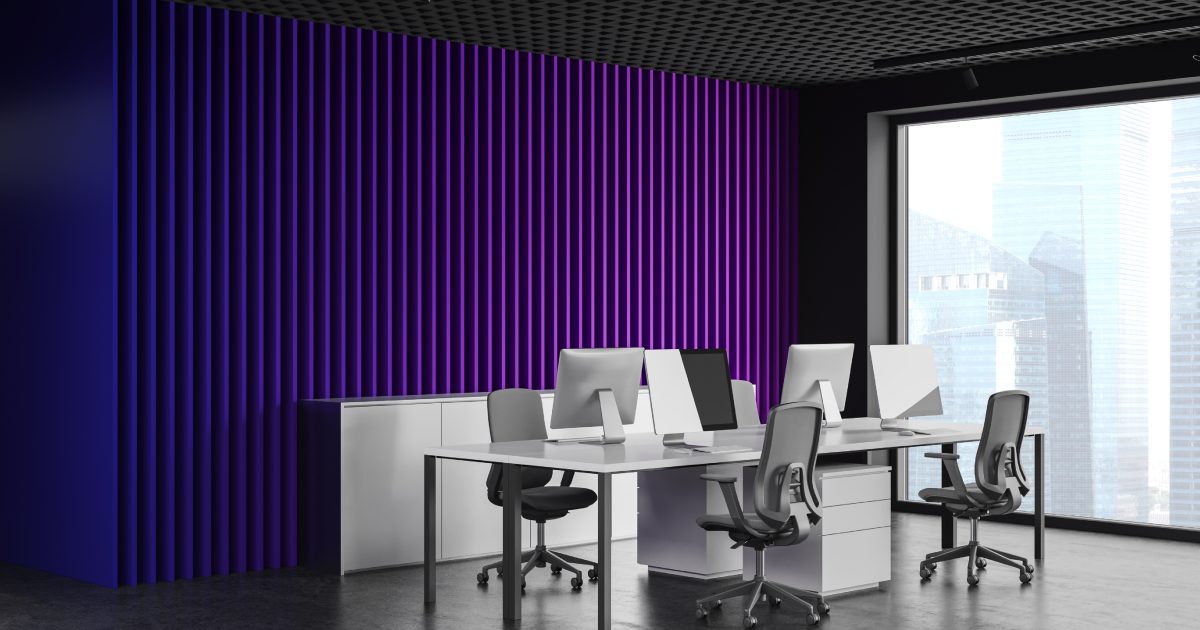 Bureau d'une entreprise dont les murs sont violets.
