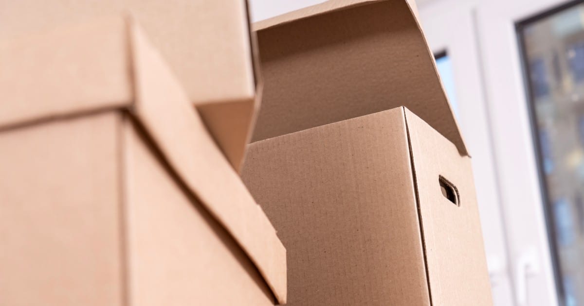 Caisses en carton dans un appartement vues de près.