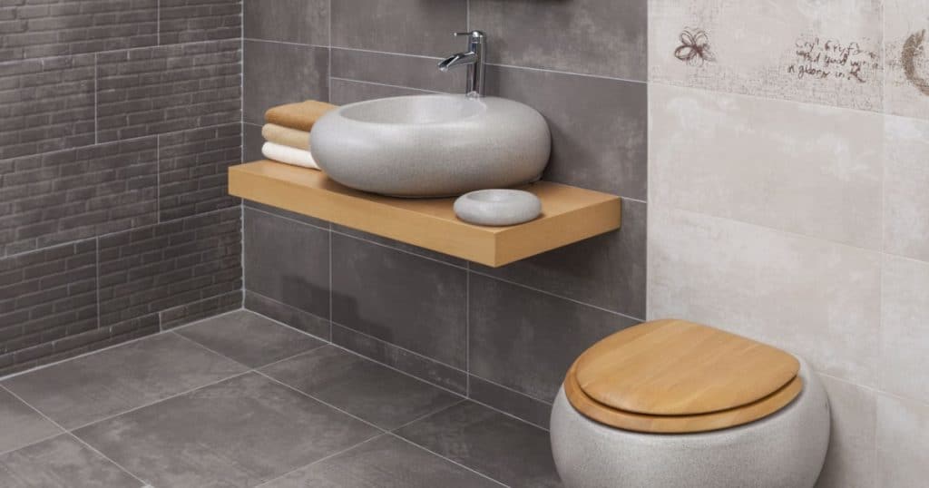 salle de bain moderne avec du carrelage sur le sol et sur le mur de teintes foncées et claires