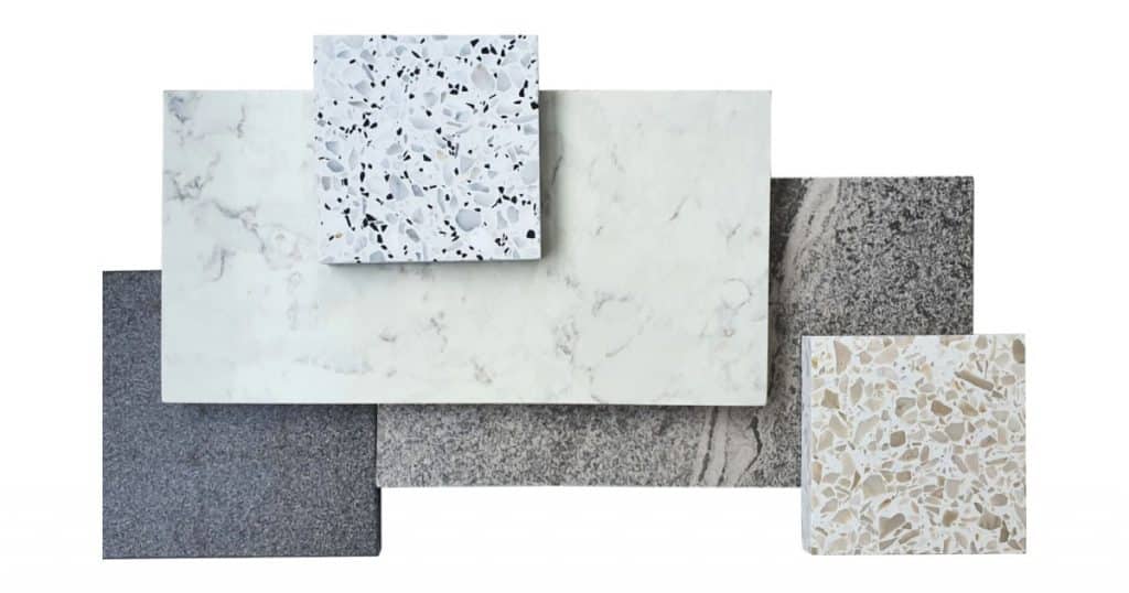Assortiments de différents types de carrelage en pierres naturelles : granit, marbre et pierre ardoise