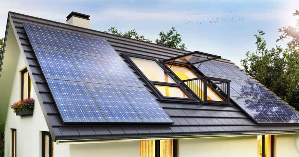 maison familiale avec des panneaux solaires sur le toit