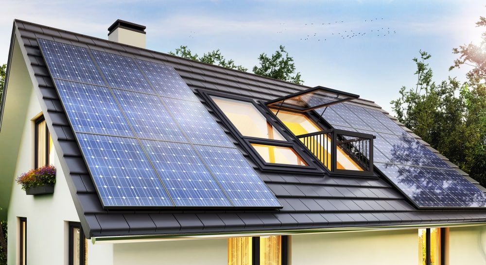 maison avec panneaux solaires sur le toit 