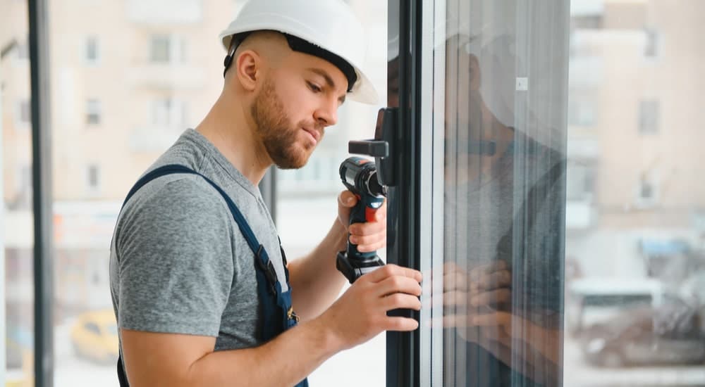 Professionnel qui installe une porte-fenêtre