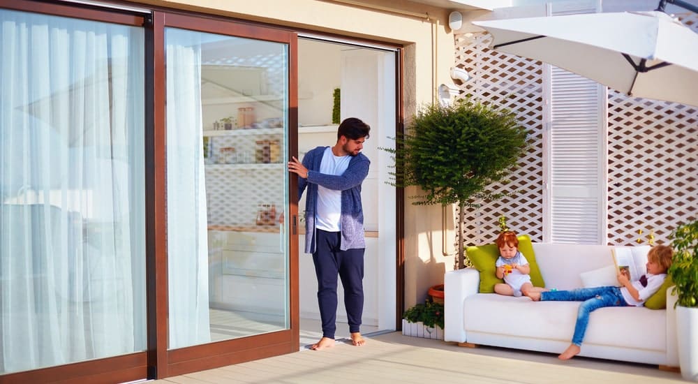 ouverture d'une porte fenêtre coulissante en bois 