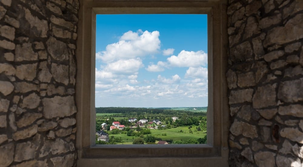 Châssis fixe aluminium maison en pierre sombre