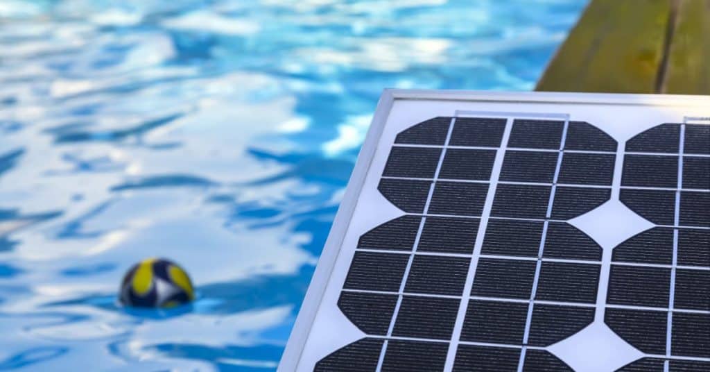 panneau solaire à côté d'une piscine