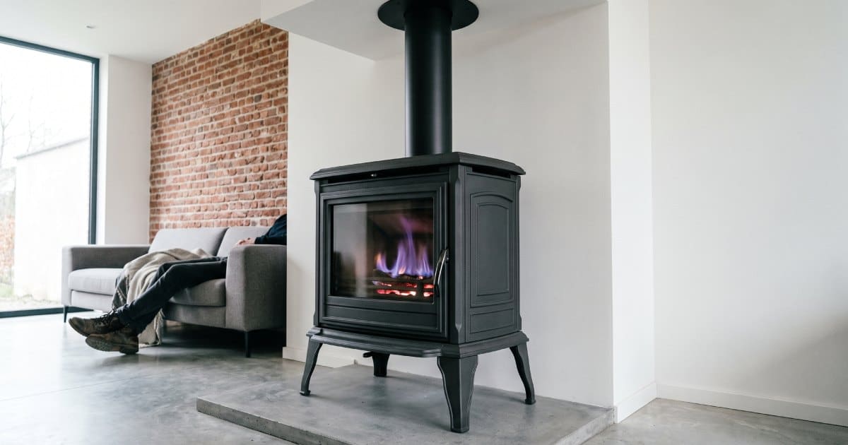 Cheminée au mazout dans le salon d'une habitation moderne.