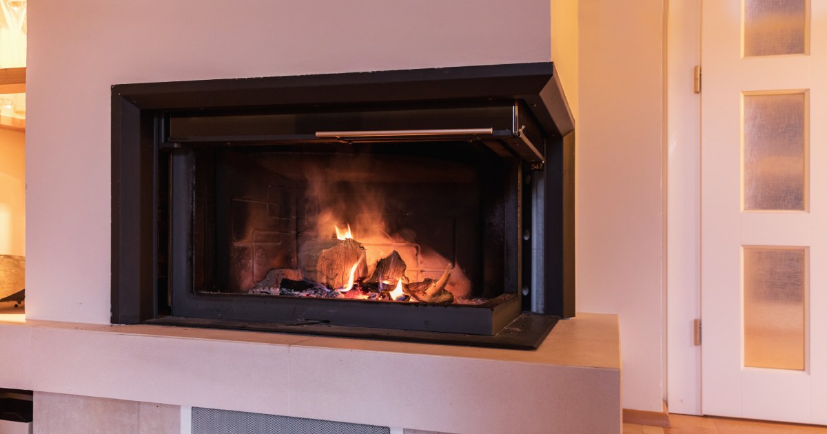 Cheminée à feu ouvert dans le salon d'une habitation.