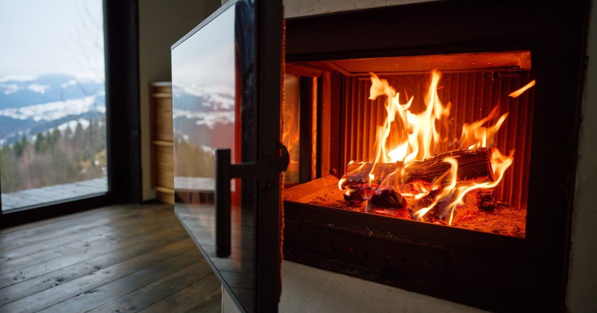 Cheminée à feu ouvert dans une habitation en Belgique.