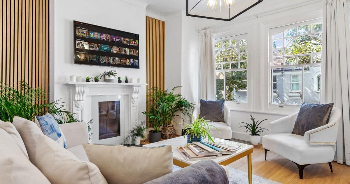 Cheminée en marbre décorée dans le salon d'une grande maison moderne.